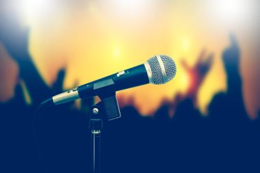 konser arka plan üzerinde mikrofon