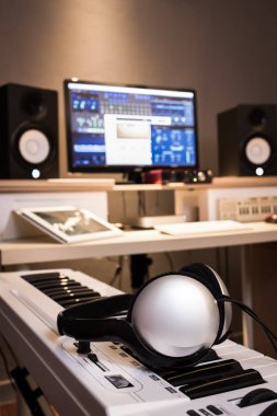 kulaklık müzik veya yayın kavramı için kayıt stüdyosu