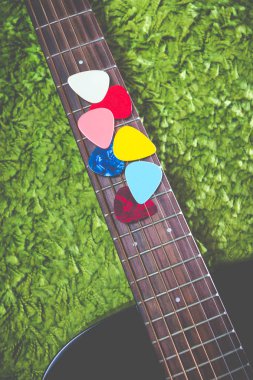 akustik gitar klavye üzerinde renkli alır dikey fotoğraf