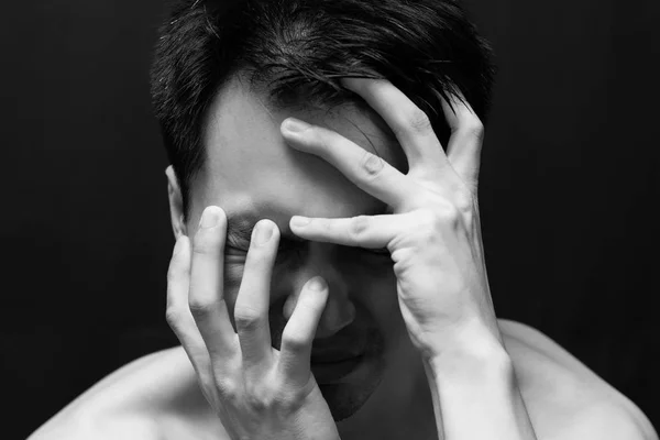 Asiatique bel homme en noir et blanc photo portrait émotion. se sentir triste, mal de tête et seul sur fond sombre — Photo