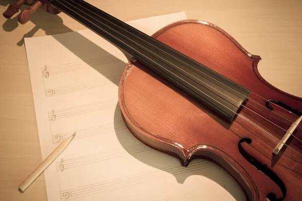Violín clásico en hoja de música en blanco — Foto de Stock
