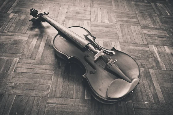 Violino classico vintage su pavimento in legno — Foto Stock