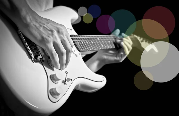 Hudebník ruce hrát elektrická kytara — Stock fotografie