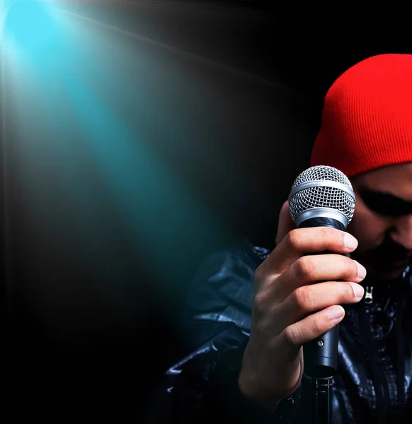 Ázsiai férfi énekes koncert a reflektorfényben háttér ének — Stock Fotó