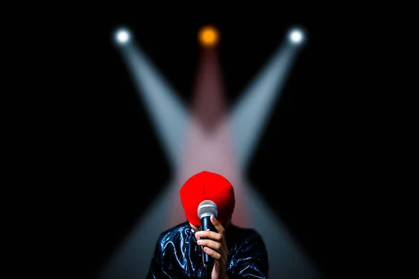 アジアの男性ボーカルの歌・ スポット ライトの背景 — ストック写真