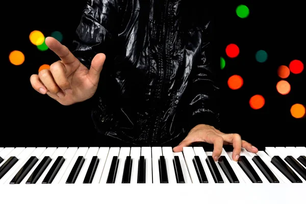 Professionell kompositör spelar vit piano med färgglada bokeh bakgrund — Stockfoto