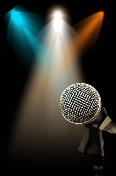 Mikrofon renkli Spot arka plan ile sahnede — Stok fotoğraf