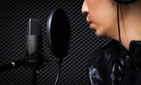 Cantante asiático cantando con micrófono de condensador en estudio de grabación —  Fotos de Stock