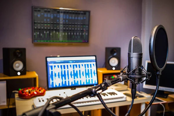 Πυκνωτικό μικρόφωνο σε ψηφιακή καταγραφή, επεξεργασία, μετάδοση, podcast ή online ραδιοφωνικό στούντιο — Φωτογραφία Αρχείου