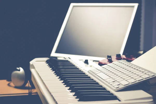 Müzik bilgisayar kavramı, piyano ve müzik prodüksiyon için ses stüdyo içinde bilgisayar — Stok fotoğraf