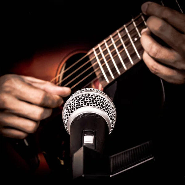 Musiker händer spelar & inspelning av akustisk gitarr — Stockfoto