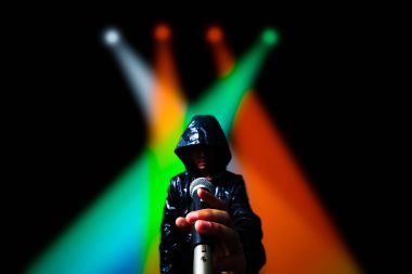 Asyalı erkek şarkıcı şarkı ve Spot arka plan