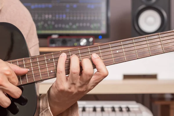 Mains de musicien jouant de la guitare acoustique en studio d'enregistrement — Photo