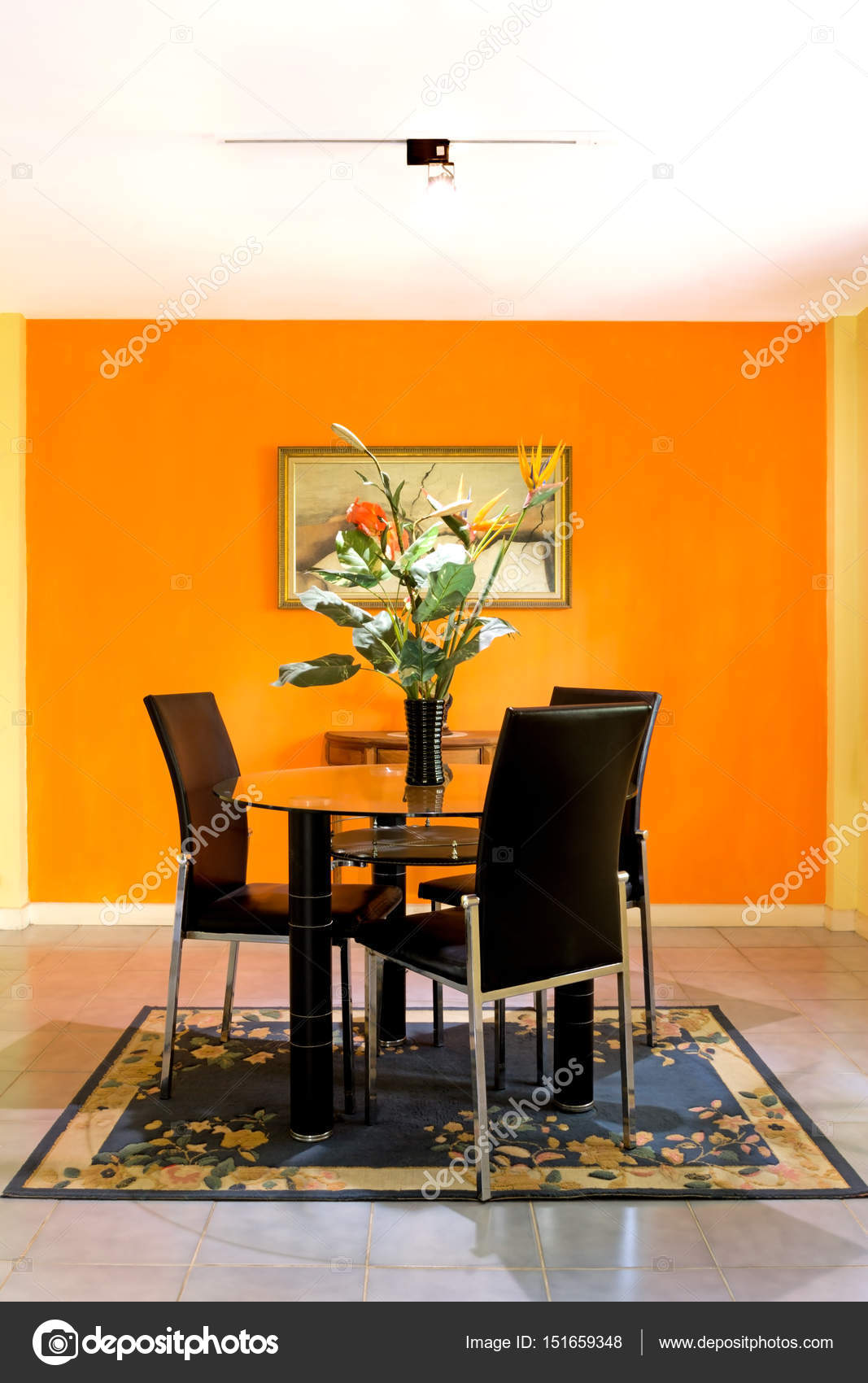 comedor sobre fondo de pared naranja — Fotos de Stock © princeoflove ... comedor sobre fondo de pared naranja — Fotos de Stock © princeoflove ...