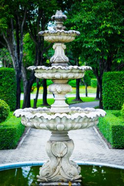 güzel klasik çeşme çok katmanlı resmi parkta