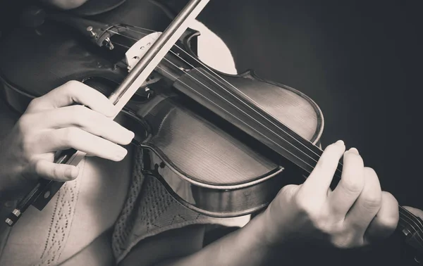 Asiatico bella femmina musicista giocare violino — Foto Stock