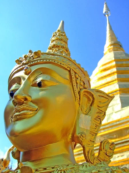 Estatua de Buda de Oro en la famosa montaña tailandesa en Tailandia —  Fotos de Stock