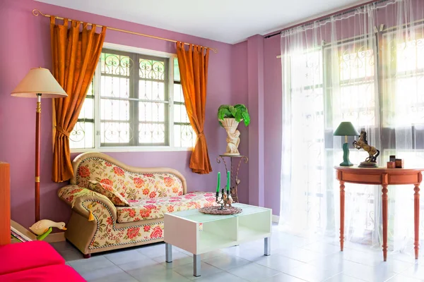 Fioletowy Pokój przytulny salon, nowoczesny nowoczesny styl wnętrza w domu Azjatki — Zdjęcie stockowe
