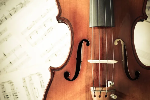 Violín en hoja de música — Foto de Stock