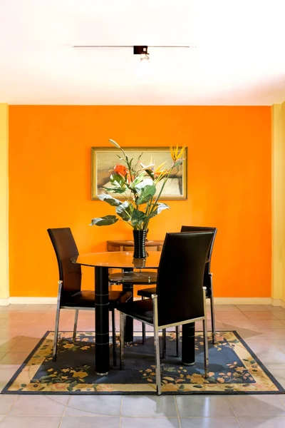 Sala de jantar no fundo da parede laranja — Fotografia de Stock