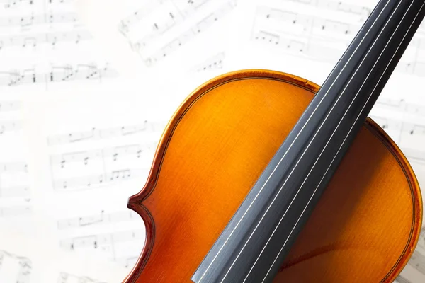 Violino sullo spartito musicale — Foto Stock