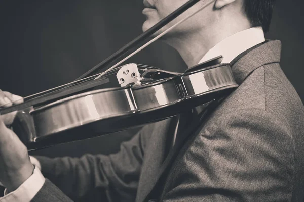Asiatico maschio musicista giocare violino su scuro sfondo — Foto Stock