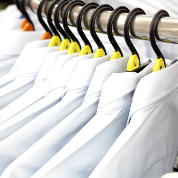 Homem branco camisa no cabide — Fotografia de Stock