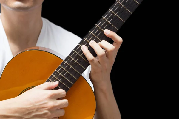 Músico masculino tocando guitarra clássica e acústica. isolado em preto — Fotografia de Stock