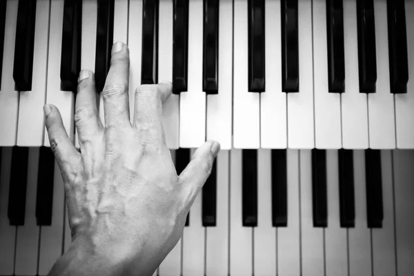 Aziatische beroepsmuzikant handen spelen op piano toetsen — Stockfoto