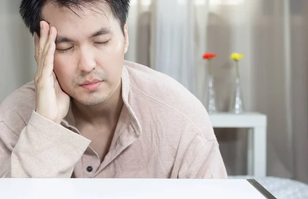 Asiatique beau homme se sent mal de tête, malade et seul dans chambre — Photo