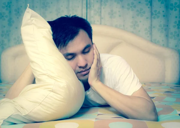 Азиатский мужчина в постели страдает бессонницей и расстройством сна, думая о своей проблеме ночью — стоковое фото