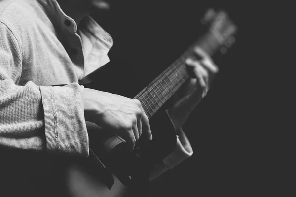 Musiker spielt akustische Gitarre — Stockfoto