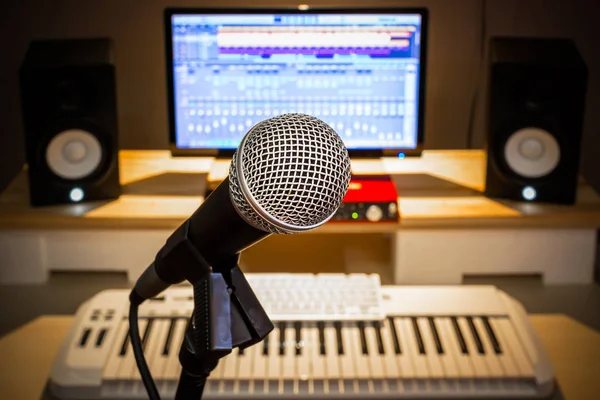 Kayıt stüdyosunda mikrofon — Stok fotoğraf
