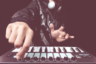 profesyonel müzisyen veya Dj eller studio klavye synthesizer, iskambil izole dans, groove, remix, yeraltı arka plan siyah