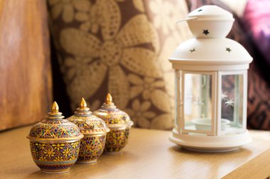 Tay el sanatları kase, beyaz fener, Çiçek kumaş koltuk için iç kavramı Asya Doğu oturma odasında desen.