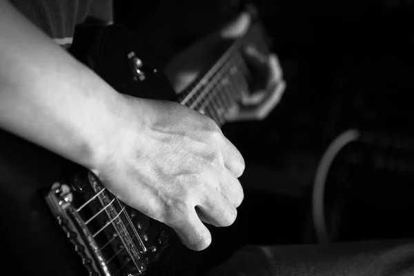Mężczyzna muzyk gra na gitarze elektrycznej — Zdjęcie stockowe