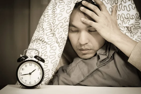 Asiatique homme dans lit souffrant insomnie et sommeil trouble penser à son problème la nuit — Photo