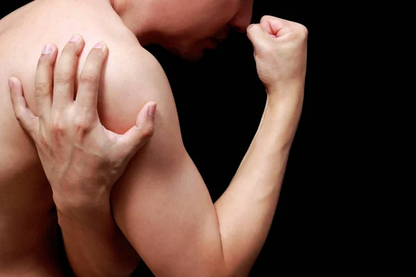 아시아 남자 고통에서 그의 근육을 보여주는 — 스톡 사진