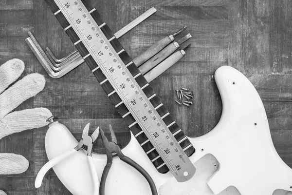 Elektro gitar tamir ve luthier atölye, sabitleme ve müzikal ahşap üzerinde araç tamir kavramı — Stok fotoğraf
