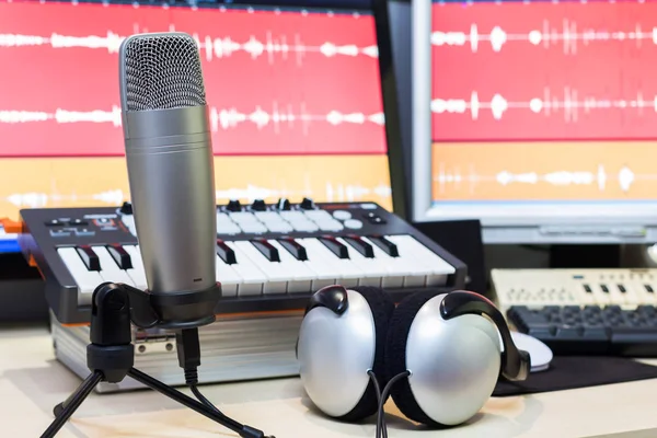 Micrófono de condensador, auriculares, sintetizador de teclado y forma de onda en el monitor de pantalla para el concepto de grabación de estudio en casa de música com —  Fotos de Stock