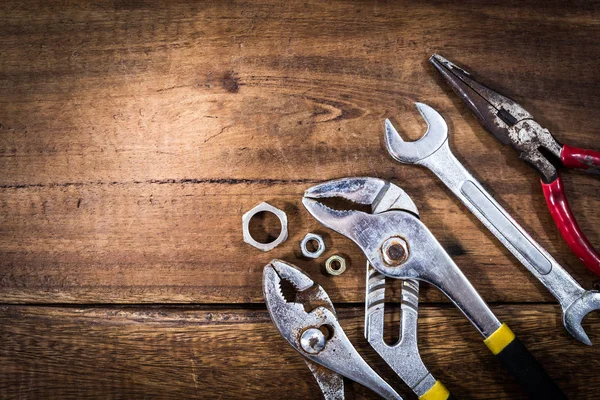 Gamla & grunge uppsättning handverktyg på trägolv, kopia utrymme för renovering bakgrund — Stockfoto