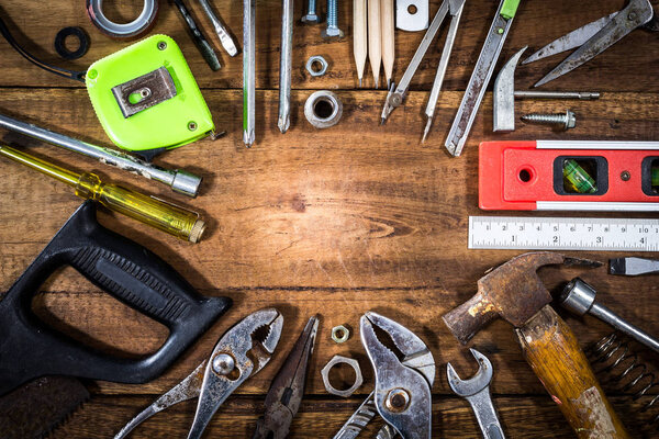 старый и гранж набор ручных инструментов на деревянном полу, пространство для копирования для ремонта дома фон
