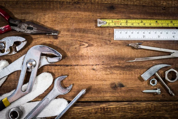 Gamla & grunge uppsättning handverktyg på trägolv, kopia utrymme för renovering bakgrund — Stockfoto