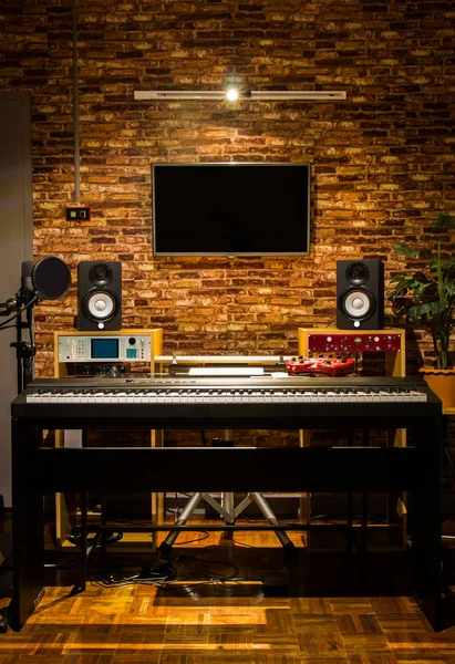 Estúdio de som digital, produção musical. interior estilo loft — Fotografia de Stock