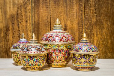 Taylandlı güzel el sanatları kase ahşap arka plan üzerinde