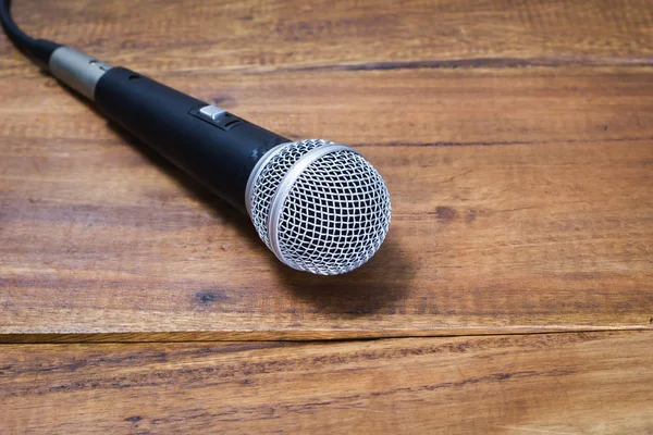 Microfone dinâmico no chão de madeira — Fotografia de Stock
