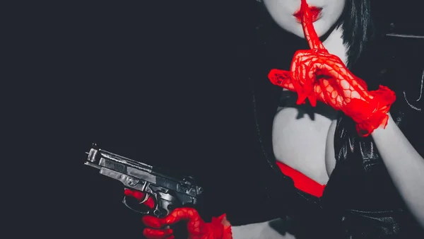 Pistola en sexy hembra bandido manos — Foto de Stock