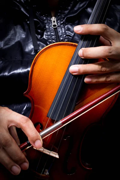 穿黑夹克古典小提琴音乐家的手 — 图库照片