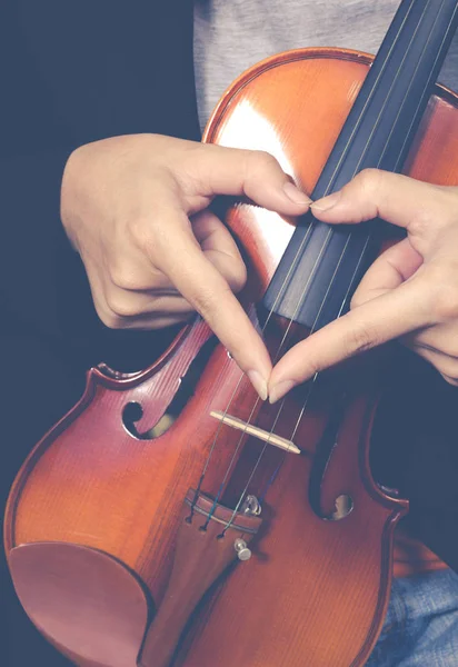 Музичний коханець, жіночий знак руки на класичній скрипці — стокове фото