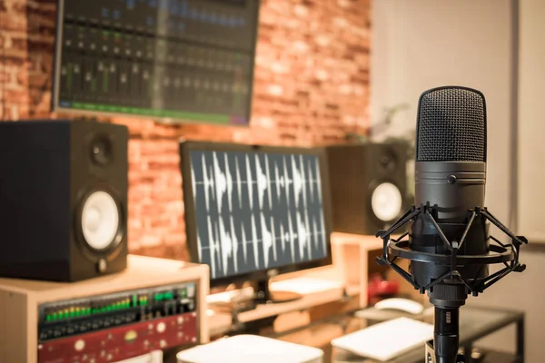 Condenser microphone on digital recording studio background — Stock Photo, Image